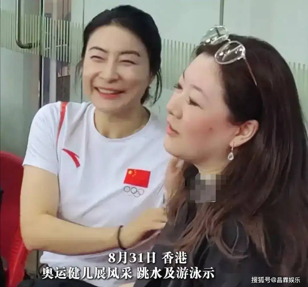 伏明霞一家五口现身,她圆润富态,女儿秀气,俩儿子像爸爸梁锦松