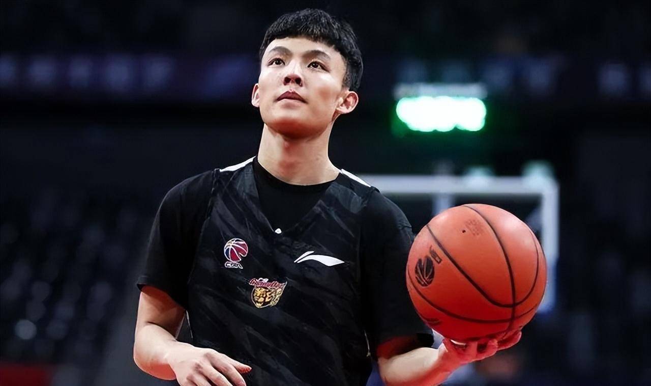 徐杰薪水远低于胡明轩,年仅70万,但他发文自我激烈获杜峰点赞