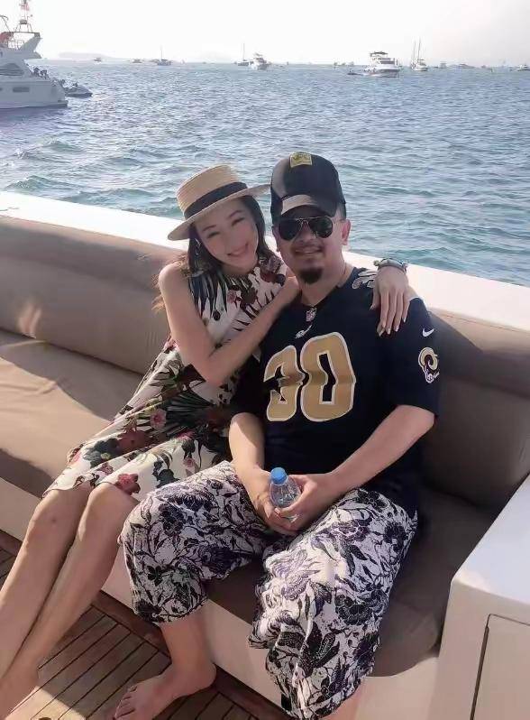 黄海波夫妇结婚10年又拍婚纱照,浓浓复古风情,甜蜜恩爱羡煞旁人