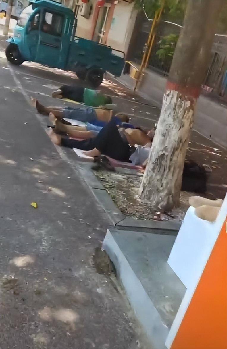 大门紧闭工人睡在马路上,工会驿站不能这样服务劳动者