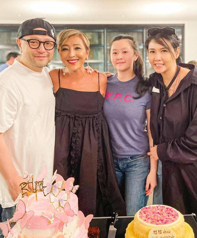 邱淑贞二女儿沈日随父母赴宴!越发漂亮时尚,身材尽得妈妈遗传