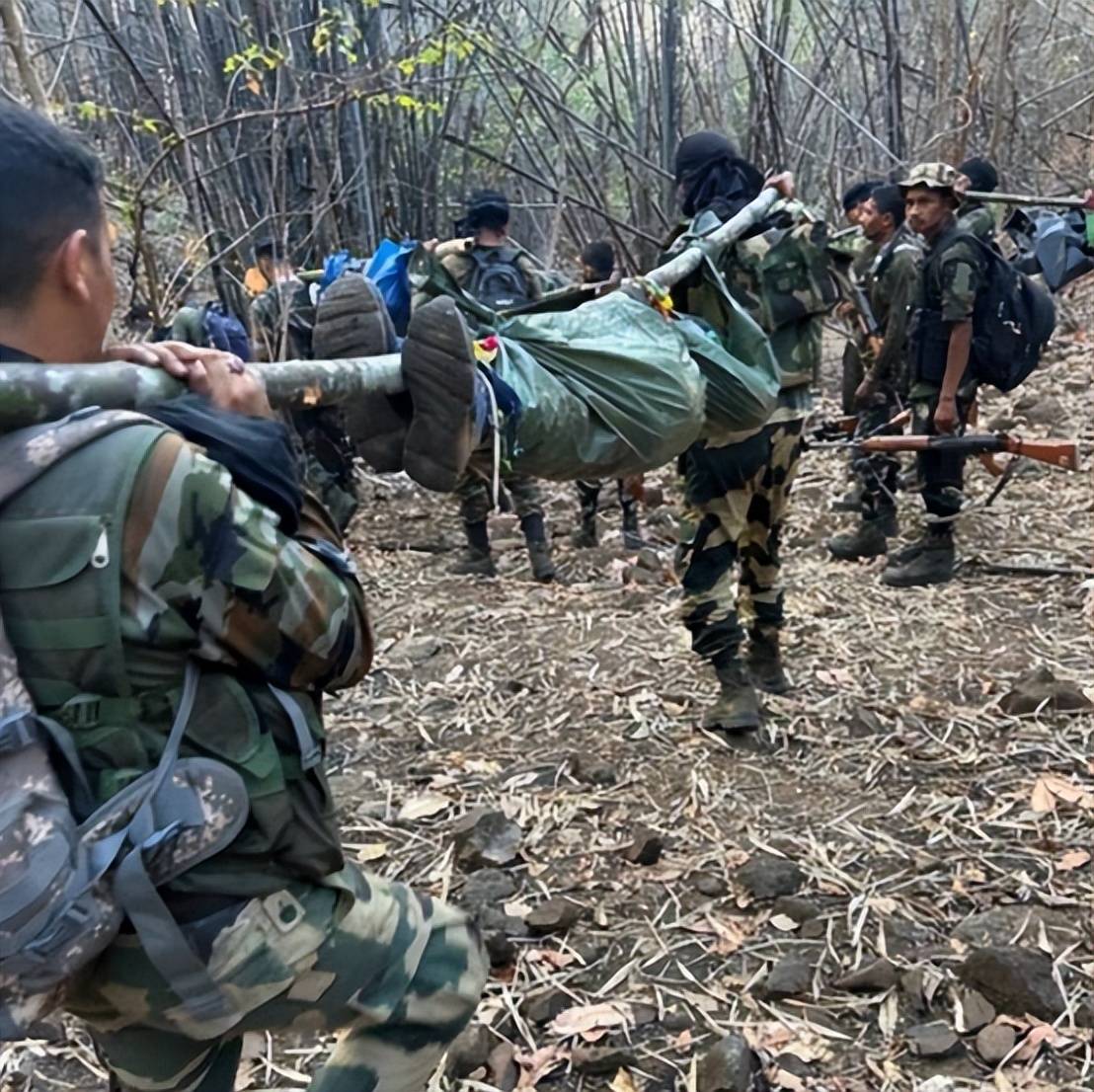 印军特种兵在拉达克耀武扬威,印度大后方起火,纳萨尔游击队开打