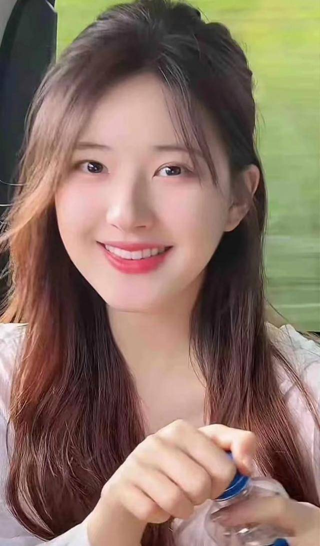 赵露思亮相宝格丽活动,变化有点大没辨识度,网友:整成了网红脸