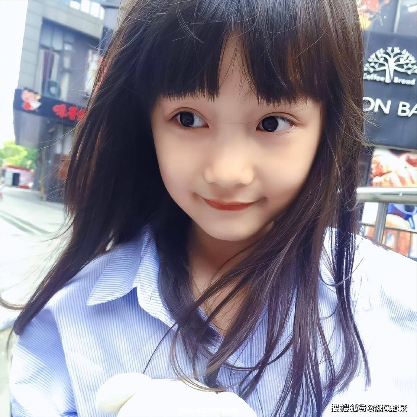 相比小时候的可爱灵动,长大后的纪姿含多了几分冷清文艺的气质.