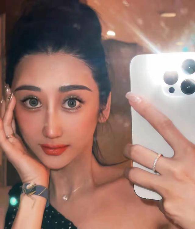 蒋丽莎疯狂晒身材找自信,性感装扮引争议!昔日宝妈今成长腿女神