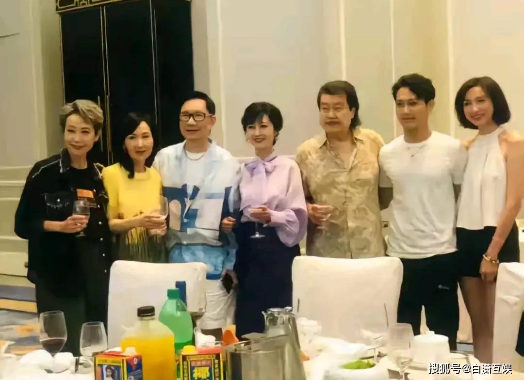 合照中还有歌手高胜美,以及赵雅芝丈夫黄锦燊,不得不说,如今已是78岁