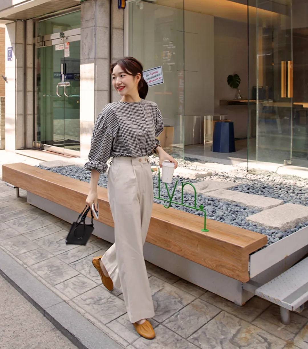 搭配奶奶鞋,能够打造出干净利落的职场造型.