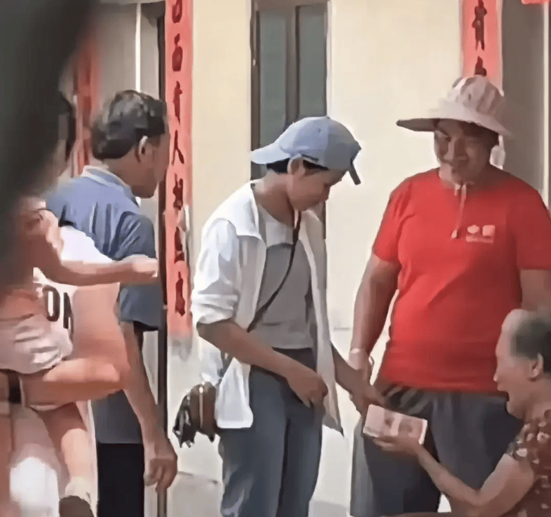 全红婵回乡过中秋，村民抱怨封村太早，商机失了？网友炸锅！-全红婵返乡