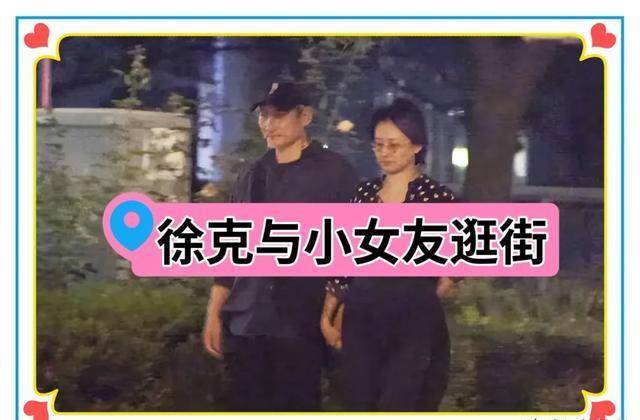 74岁徐克与小30岁女友街头撒狗粮,亲吻,搂肩,十指相扣,好甜蜜