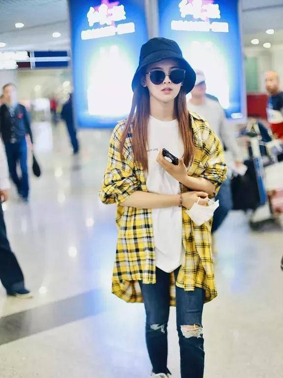 欧阳娜娜最爱帆布鞋,轻松穿出少女感!这10组搭配看完就会了