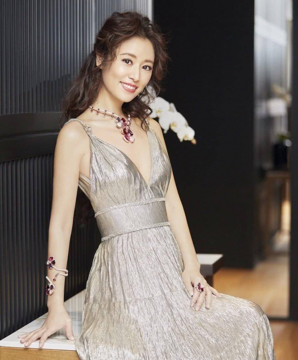 林心如换了摩卡波波头年轻10岁,在国外穿黑纱裙,美得像换了个人