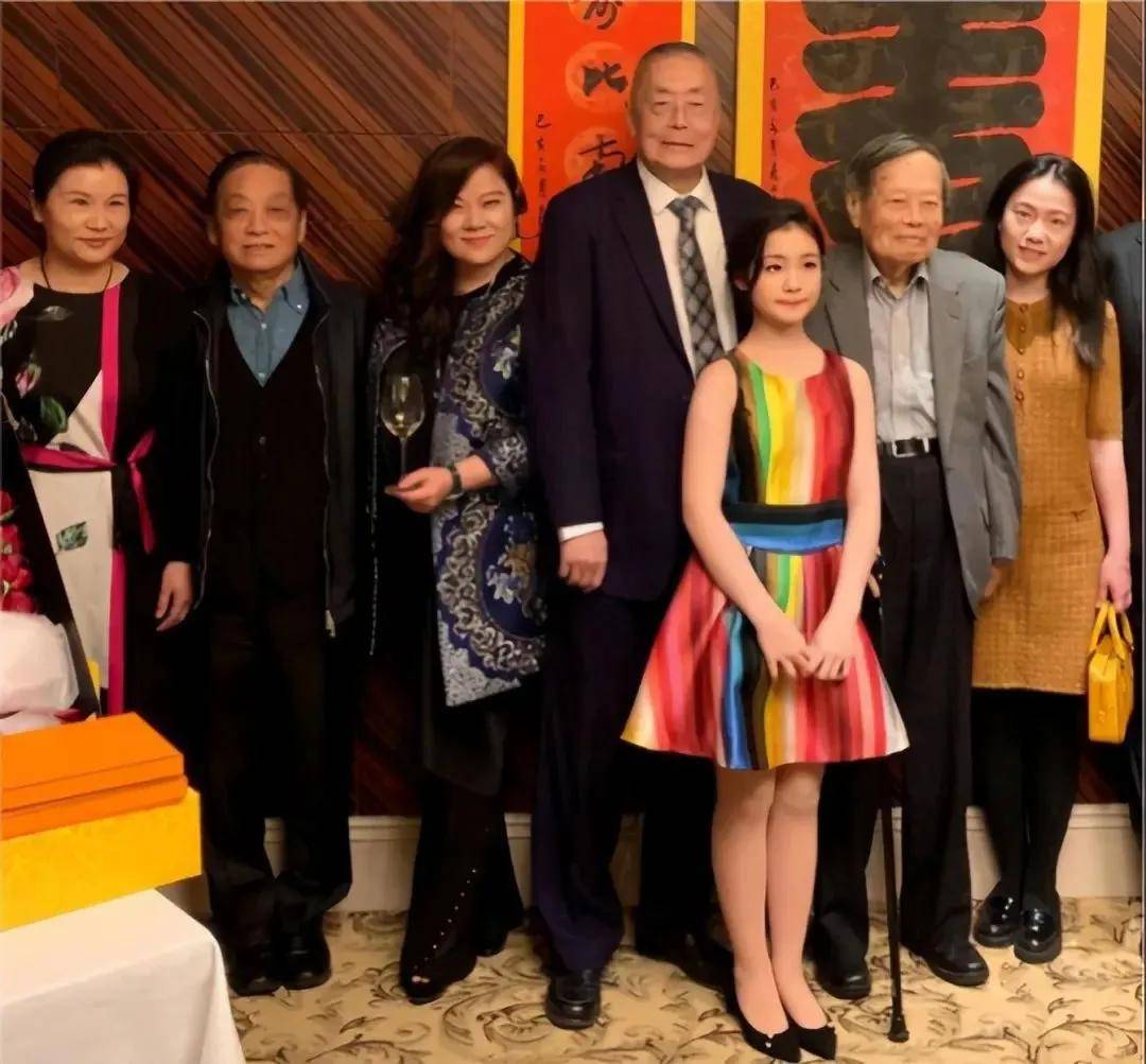 刘诗昆晒早年跟杨振宁夫妇合影，孙颖一脸笑容很富态，翁帆素颜清秀温婉-刘诗昆是谁?