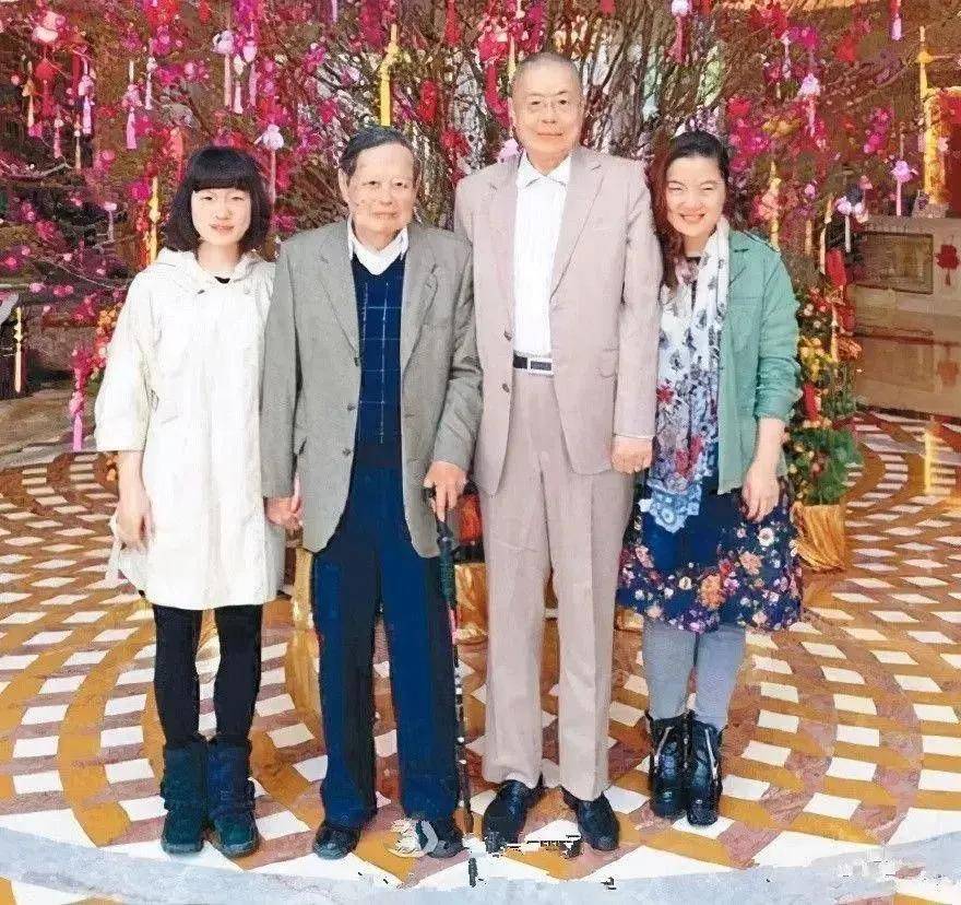 刘诗昆晒早年跟杨振宁夫妇合影，孙颖一脸笑容很富态，翁帆素颜清秀温婉-刘诗昆是谁?