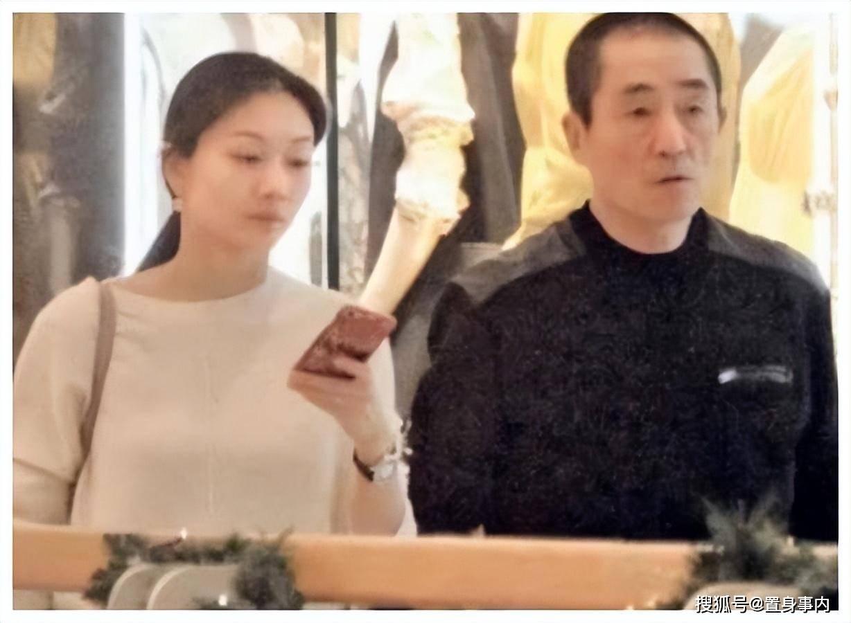 张艺谋的老婆多大图片