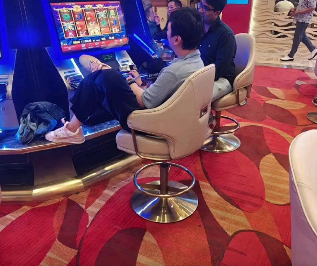 网友偶遇王思聪现身新加坡赌场翘腿玩老虎机悠闲自在_搜狐网