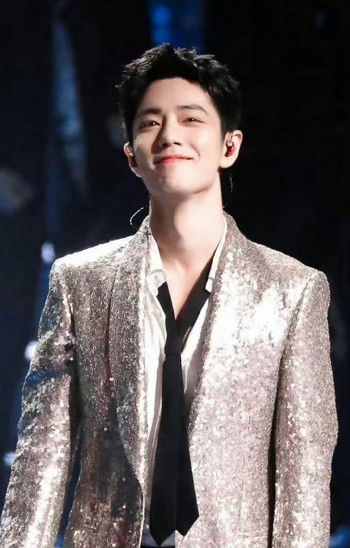 黄晓明祭出肖战直拍，成了肖战的站哥？压力给到王力宏了