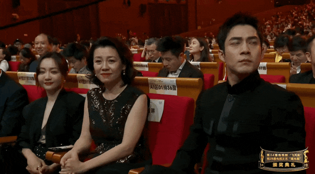 赵丽颖同剧演员庆祝飞天奖获奖-赵丽颖领奖2021