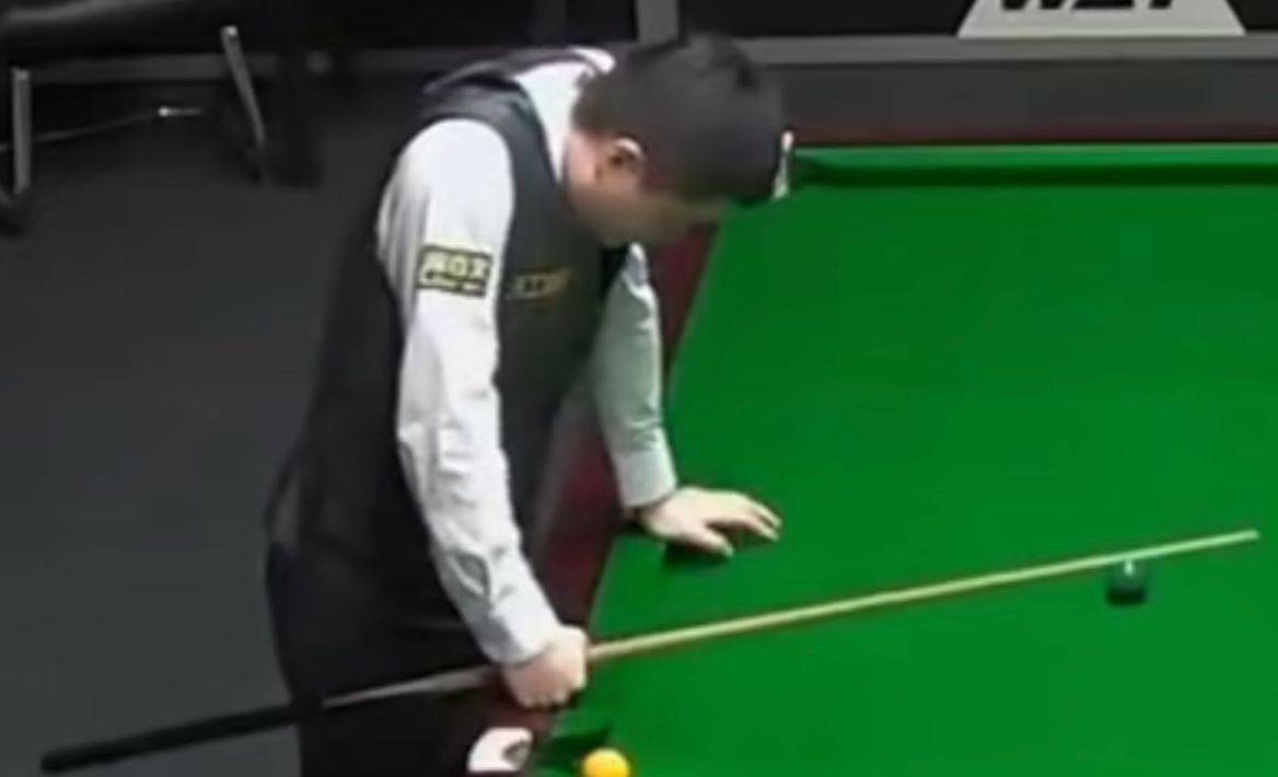 一度32-0领先,但他随后出现巨大失误,在打黑球的时候,不幸打掉了皮头