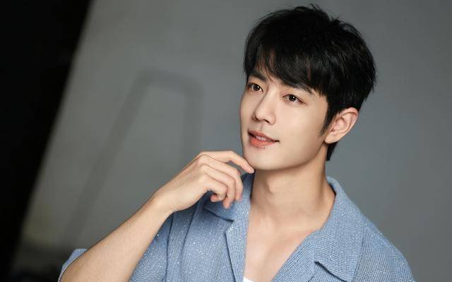 肖战的低调与回馈:中秋贺照引爆超话,粉丝的坚守终获回报