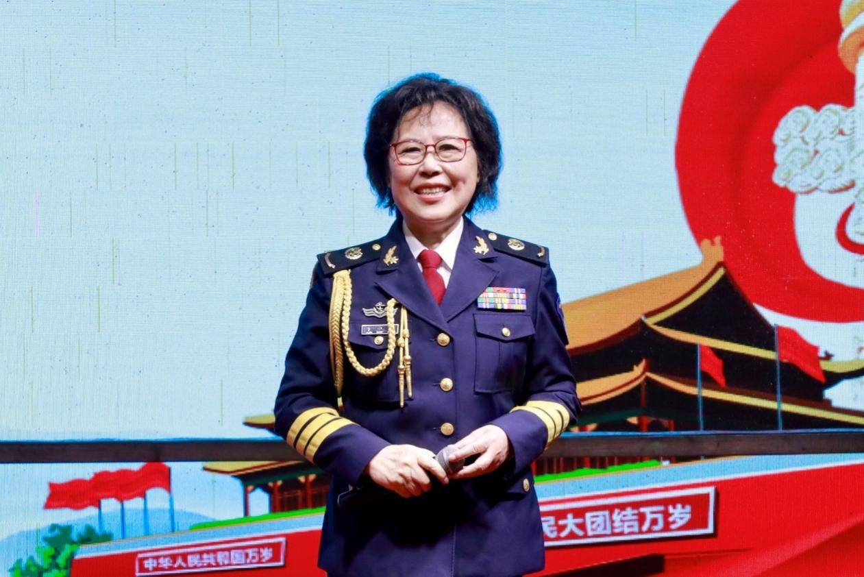 拉开了本次活动压文艺演出环节的序幕,著名歌唱家卞小贞领衔,军旅之声