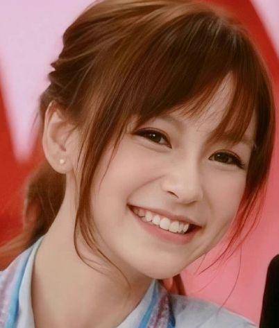 基因的她眼眸深邃,长相相较于传统亚洲女性的东方美还平添了一番西方