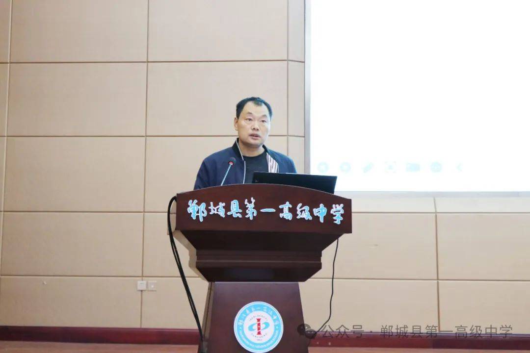 郸城一高隆重举行导师制工作总结表彰会暨新教师拜师仪式