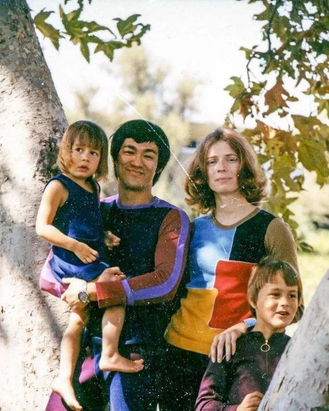 妻子近照曝光,曾与徒弟结婚,女儿李香凝还生了个孙女_琳达_李安_汤姆