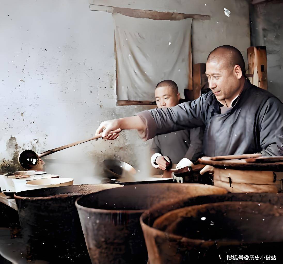 老照片中烟火气中的民国:街头巷尾的小吃摊与餐馆