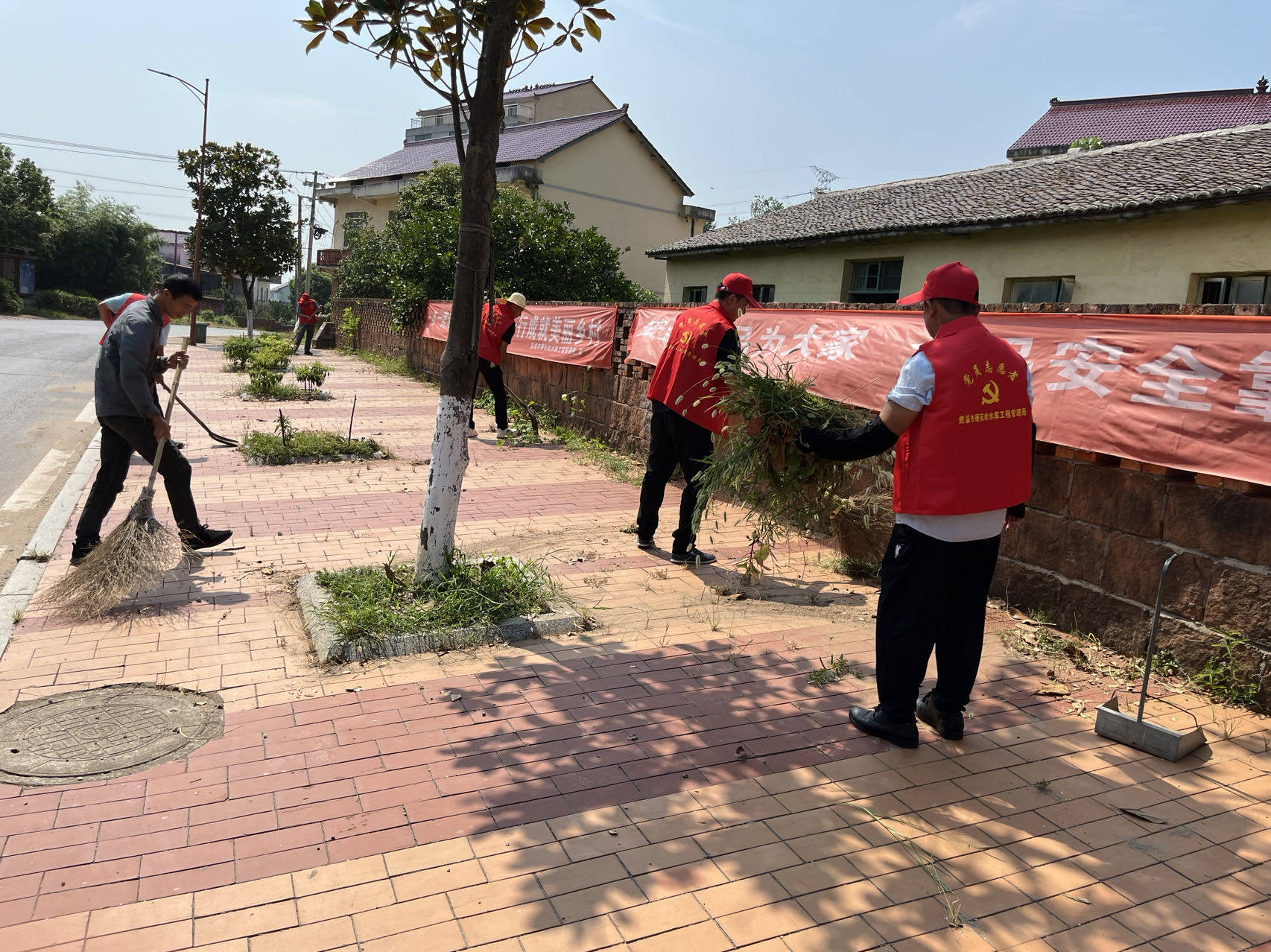 江西省贵溪市硬石岭水库工程管理局集中开展迎国庆环境大整治行动