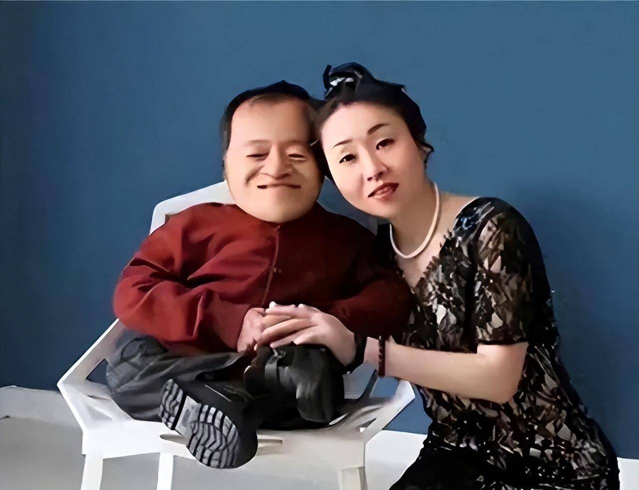 这个小矮人只有70厘米高,体重不到30斤,常年坐轮椅,不能独立生活