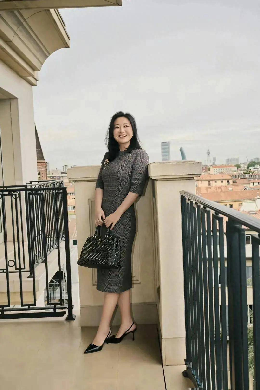 贾玲米兰时装周格子裙造型,优雅端庄好迷人,笑容甜美太治愈