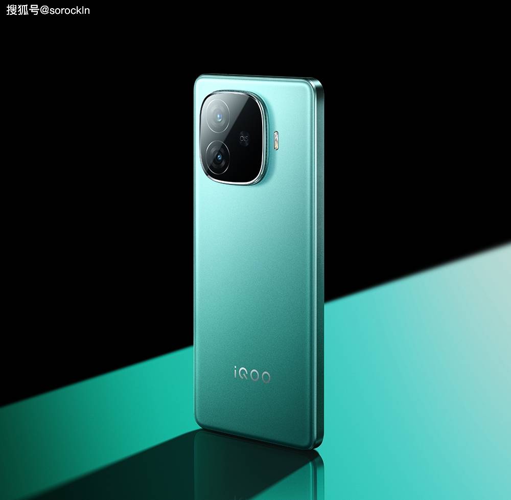 搭载骁龙7gen3,后置5000万像素索尼lyt-600主摄,内置6000mah蓝海电池