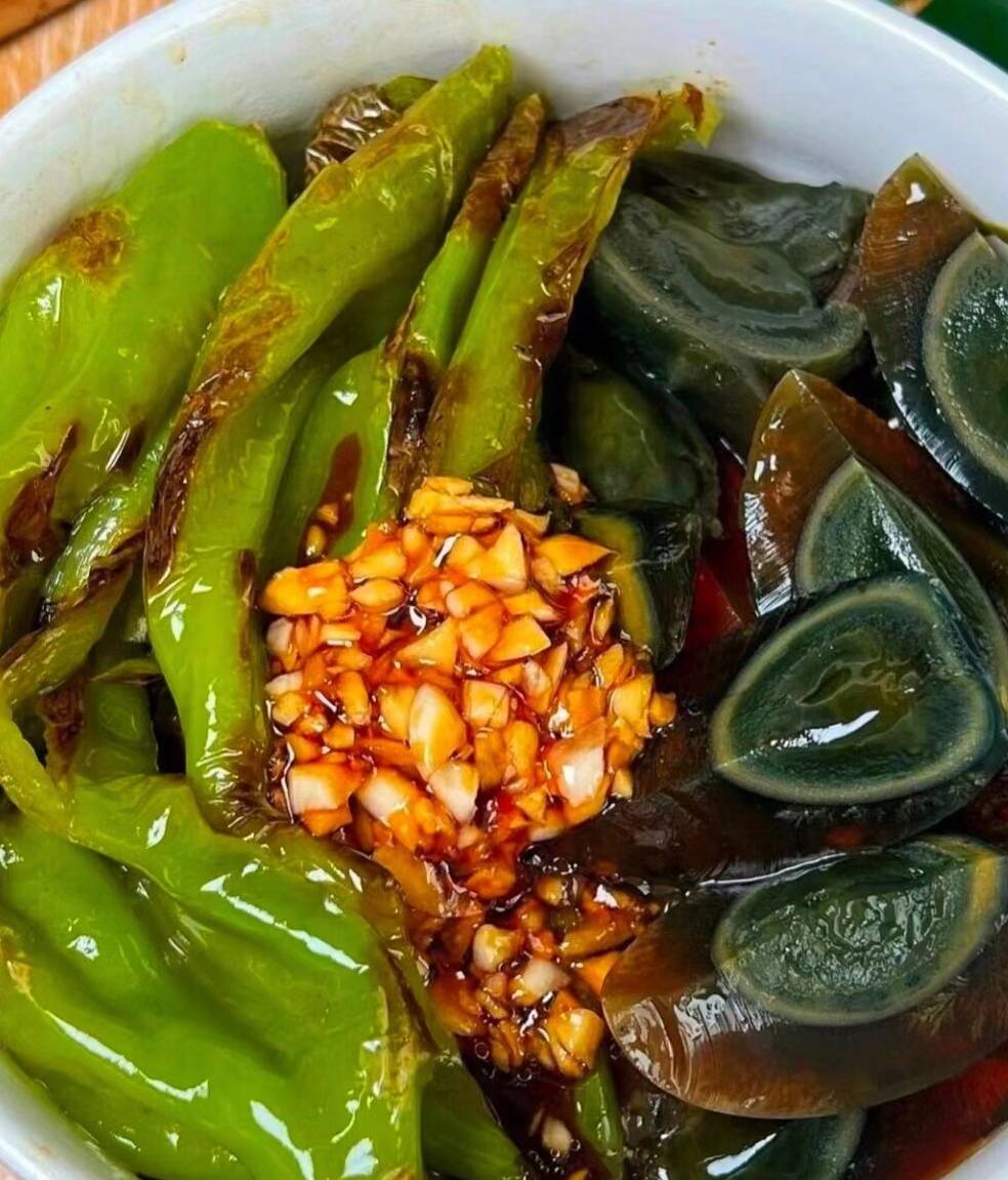 "擂辣椒皮蛋"拌饭绝了!