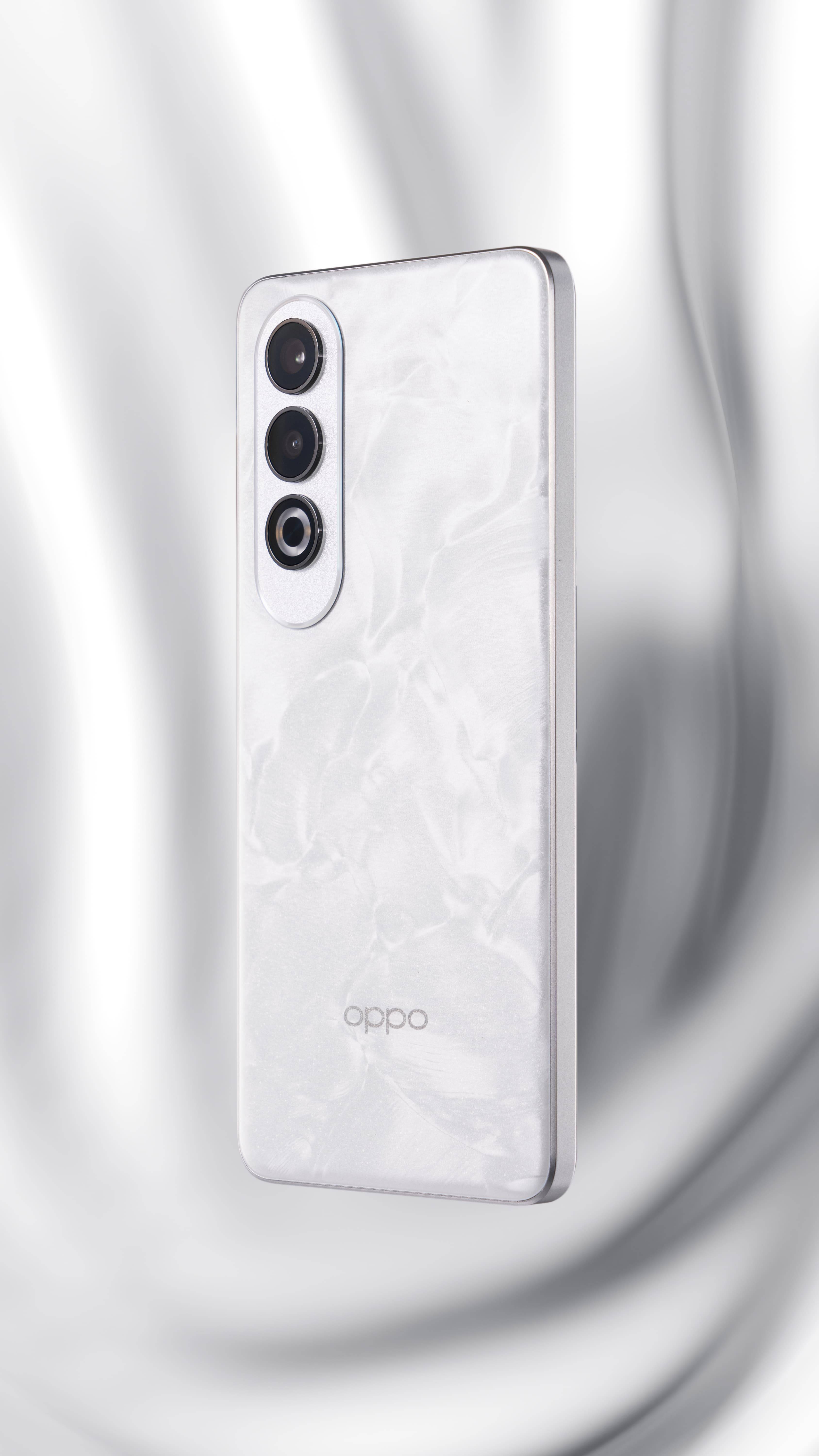 oppo k12 plus"雪峰白"真机图赏:融入旗舰工艺,质感品质皆高级