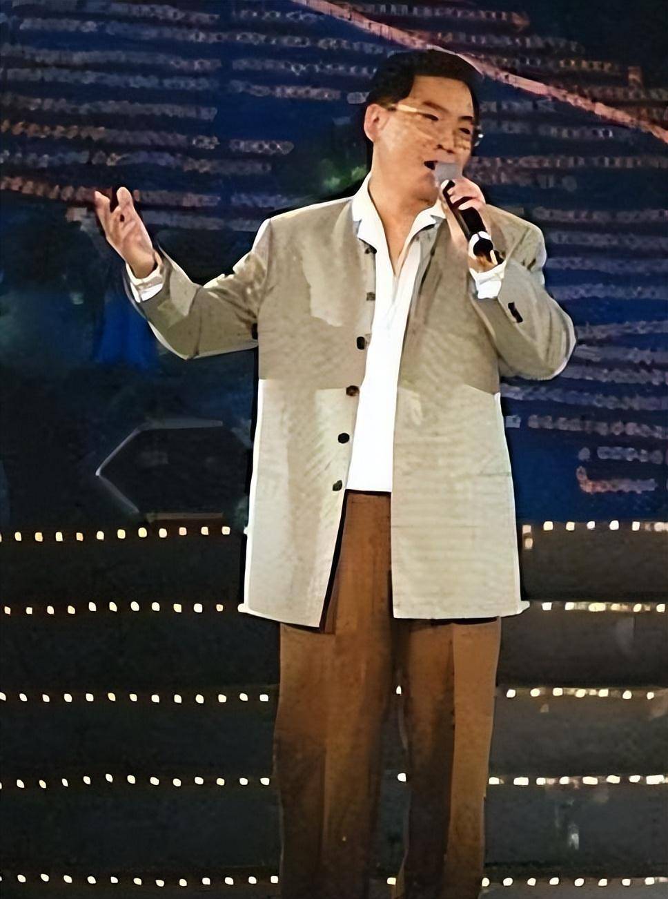 为此,他还专门办了港澳通行证前往香港寻人,经历了一番波折,张明敏