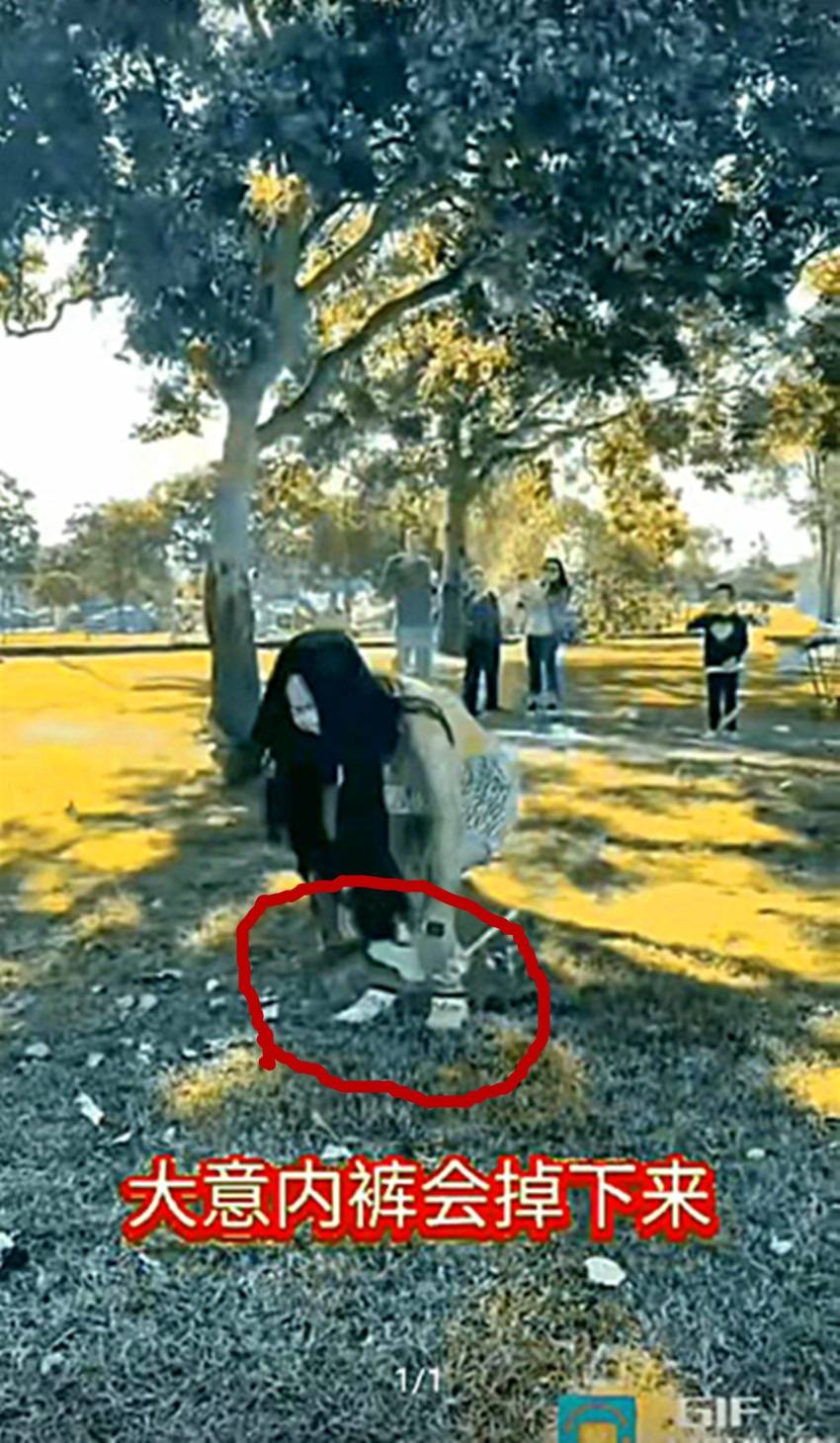 "网友春天的故事说:"从图上看,还没彻底走光呢,尴尬啥?