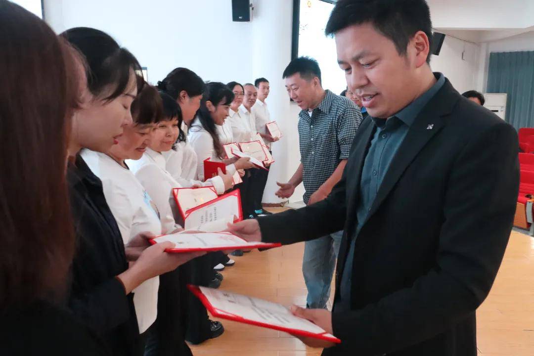 德育处主任陈大昌宣读了业务班主任的师徒结对名单.