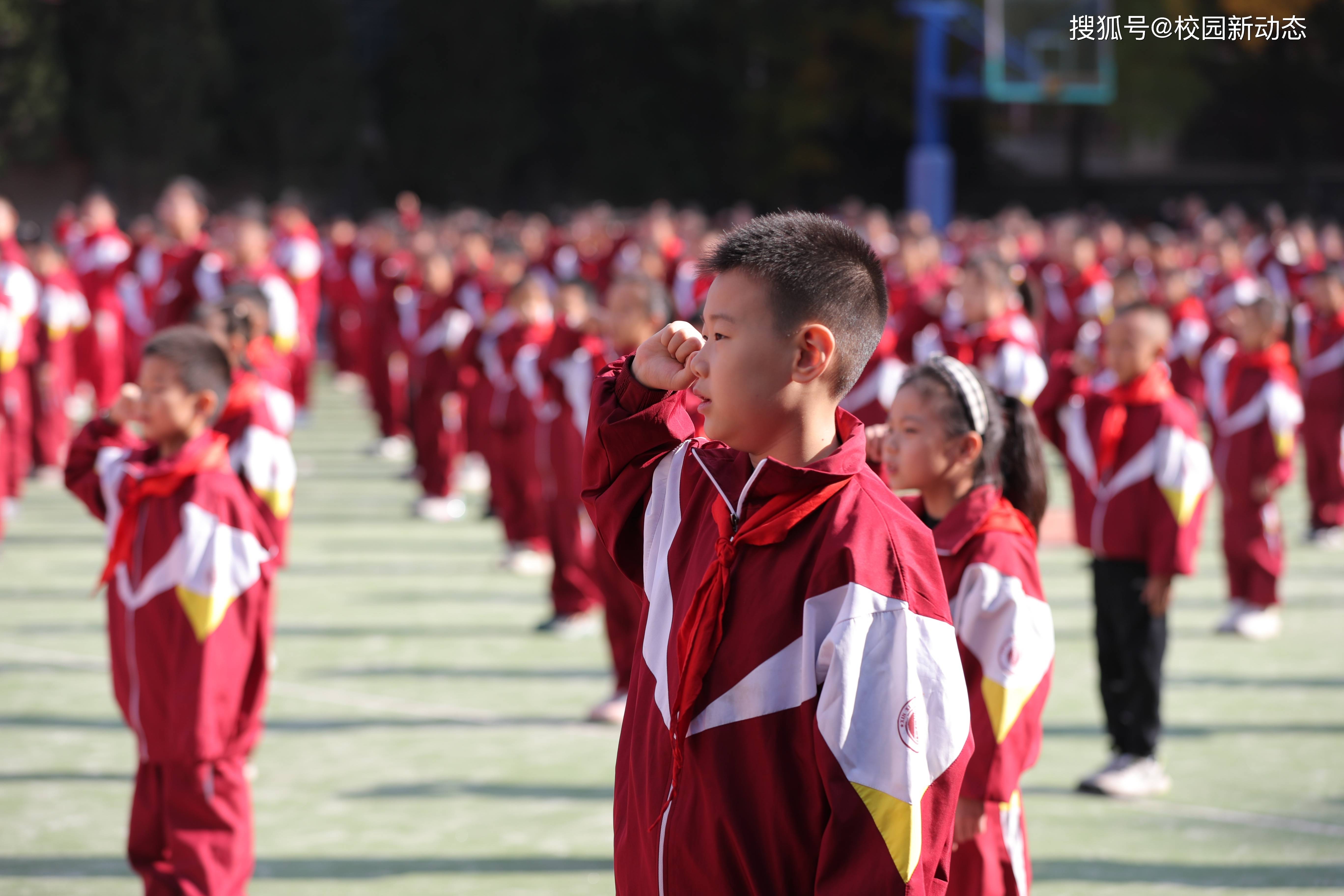 全校师生齐聚一堂,共同庆祝中国少年先锋队建队75周年主题队日活动