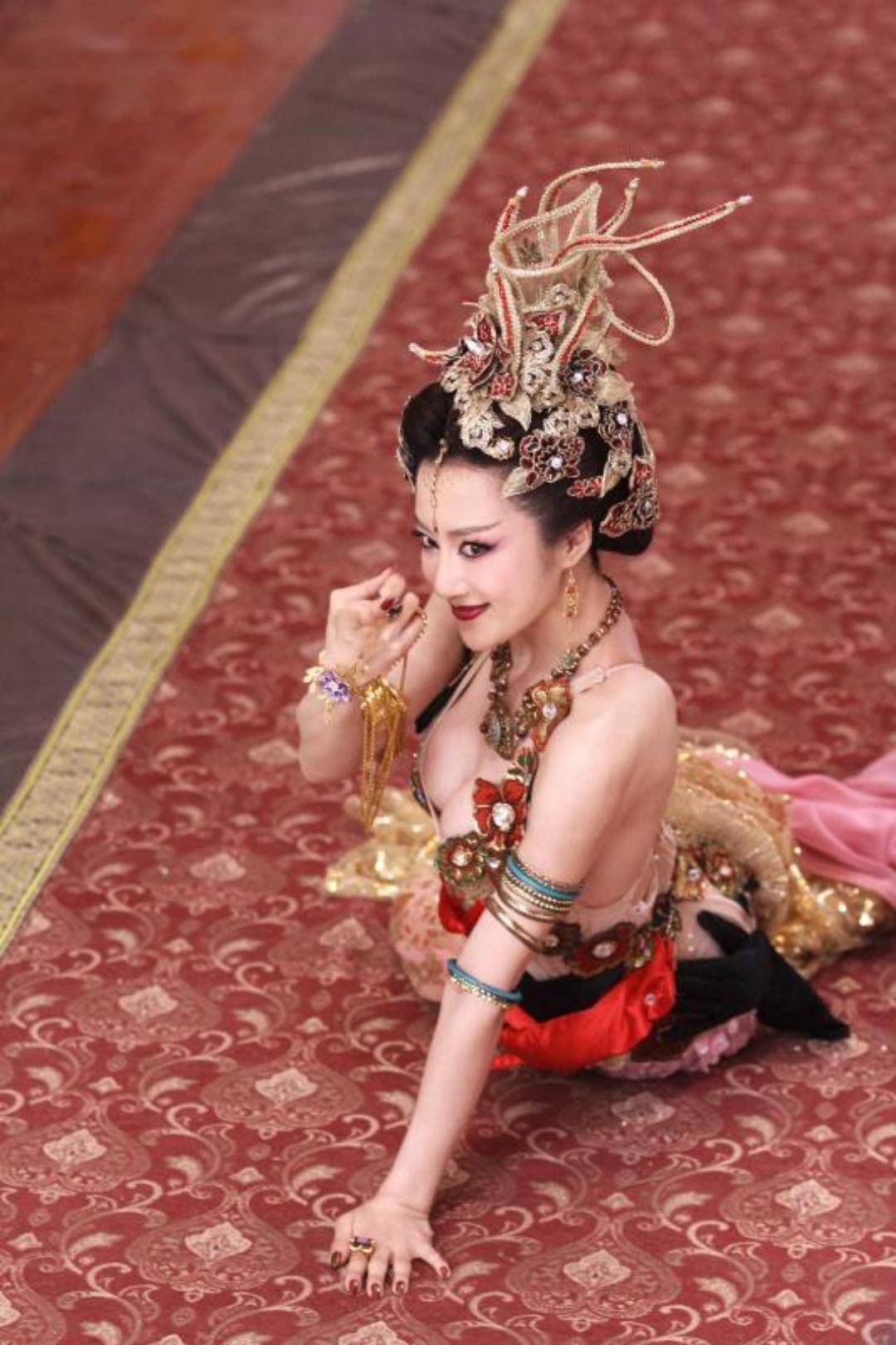 机缘巧合,女娲将目光投向了轩辕坟中的三个妖精