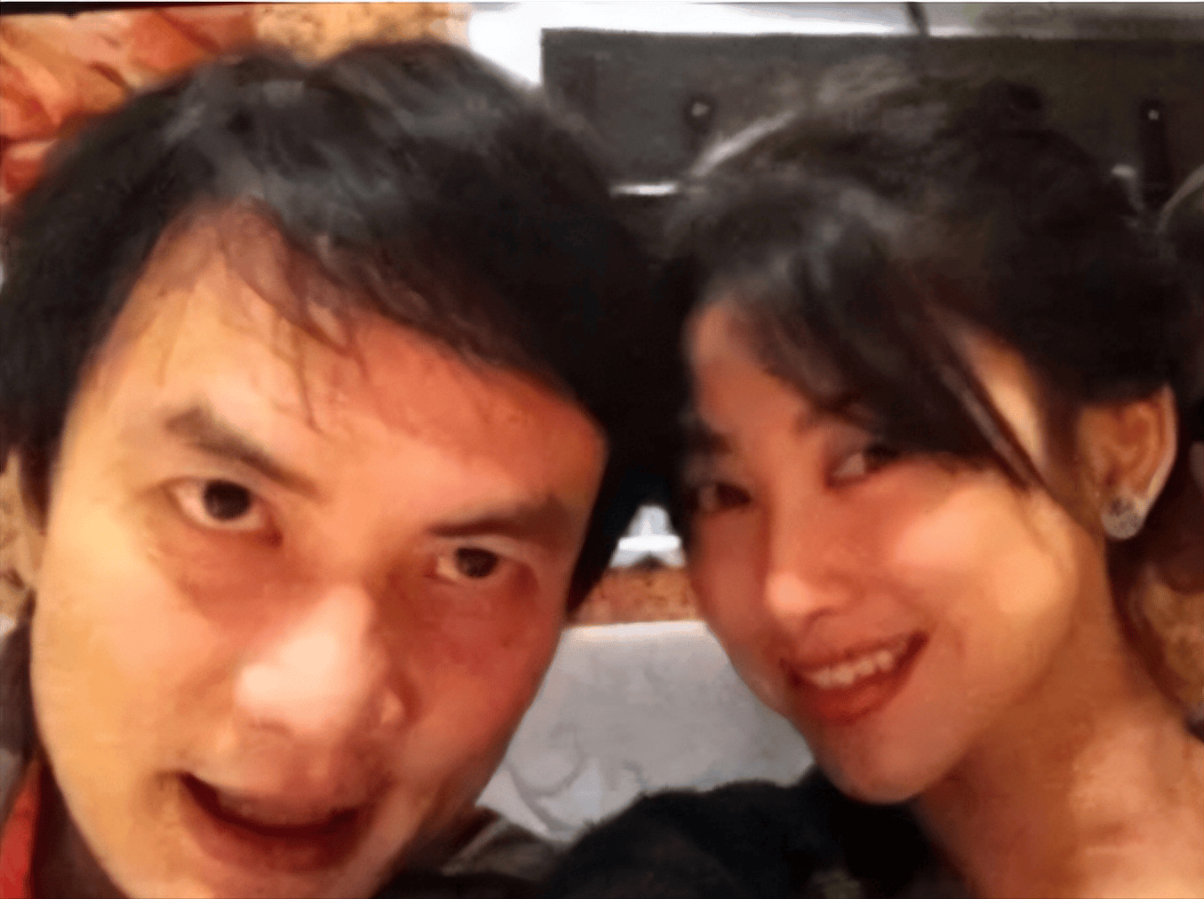 随后,两人恋情公开,李泉为朱珠量身打造了首张个人专辑《朱珠》,这无