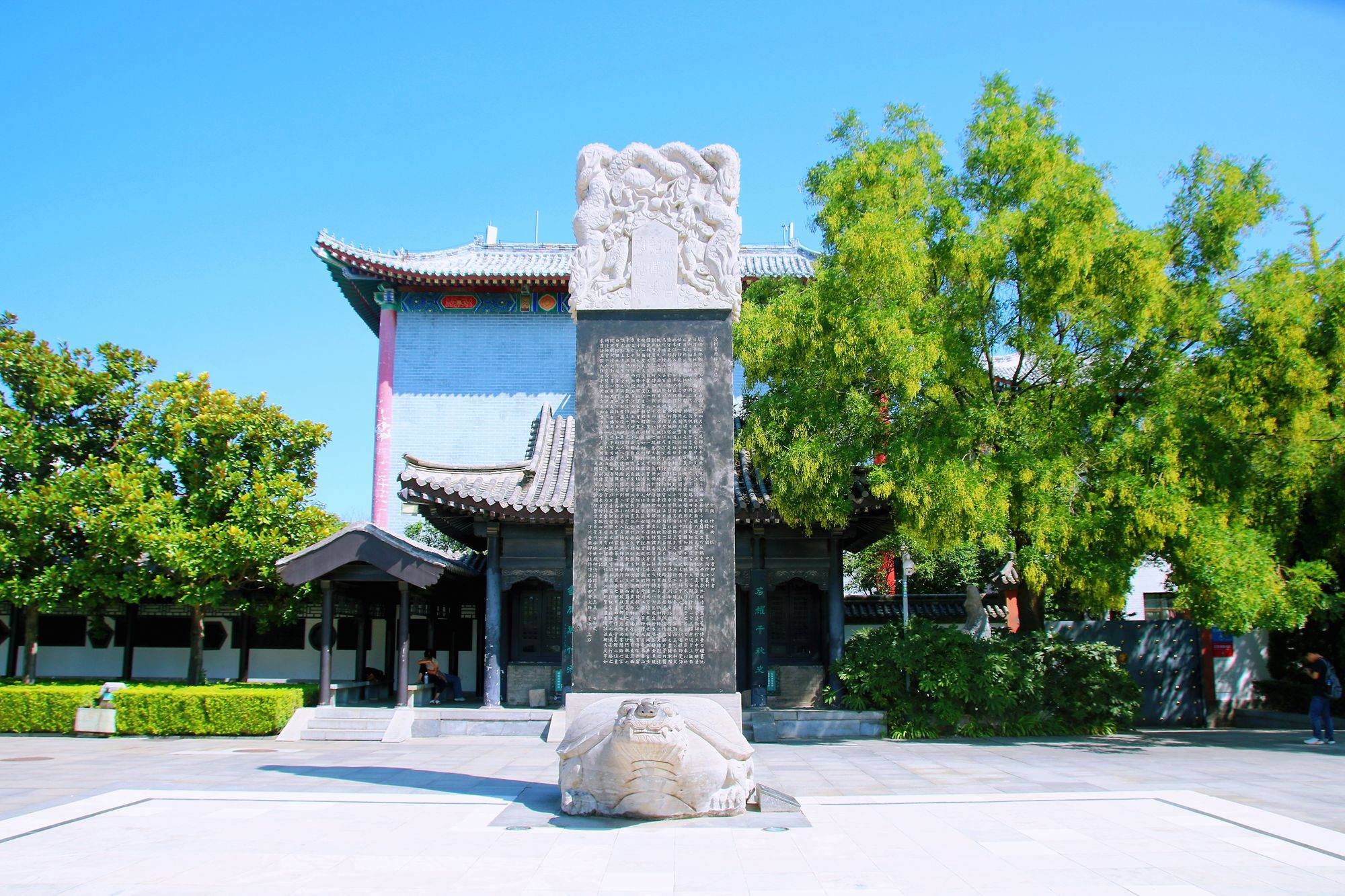 山东临沂王羲之故居,充满江南特色,园中还藏有一座晋墓博物馆