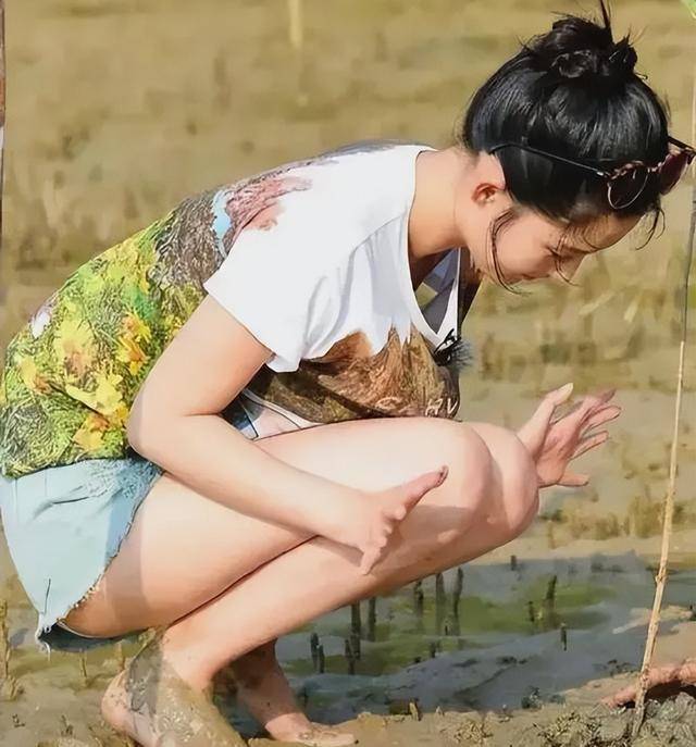 这应该是李沁很想删掉的沙滩照,网友:看着都替她尴尬!