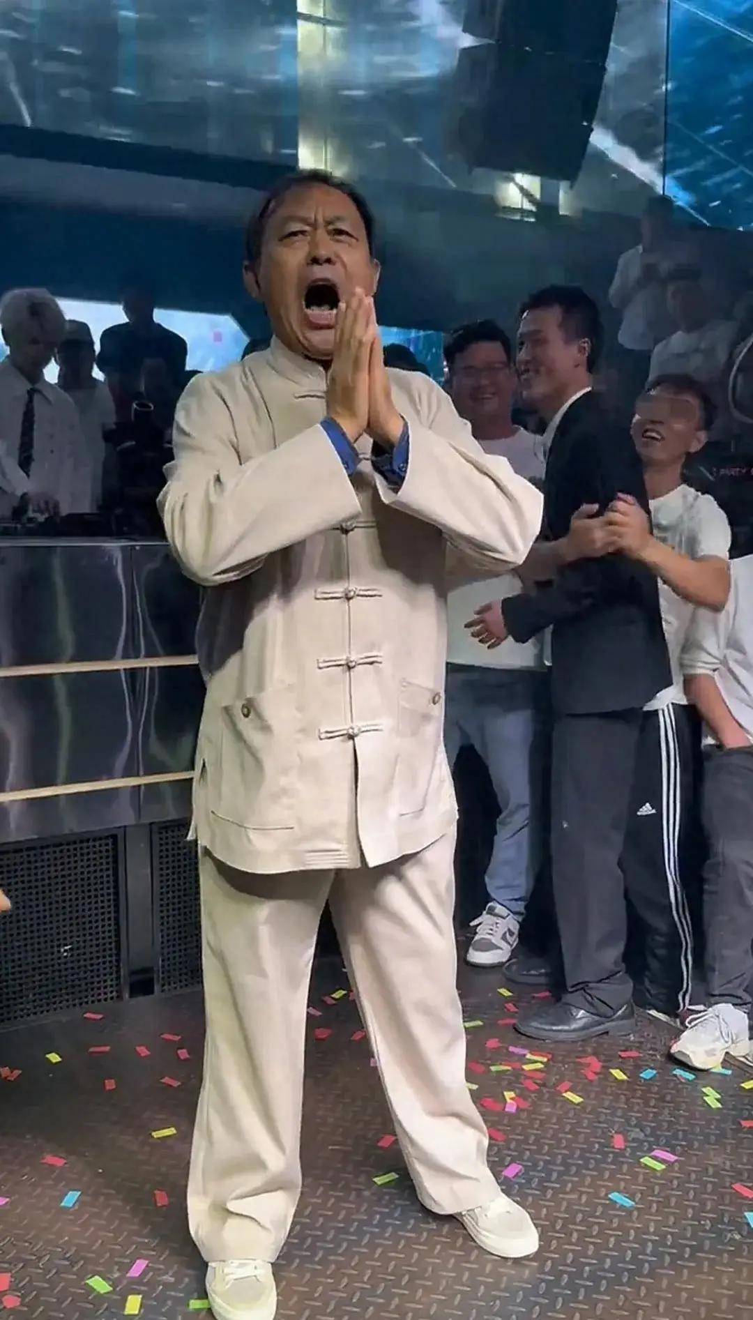 马保国酒吧商演太抢手,观众跟随他一起跳舞场面火爆,这是功夫?