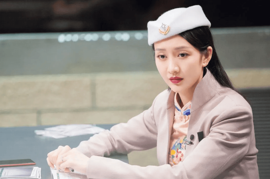 面对她这般轻浮的动作,初来乍到的魏大勋也不敢当众拒绝,只能一脸尴尬