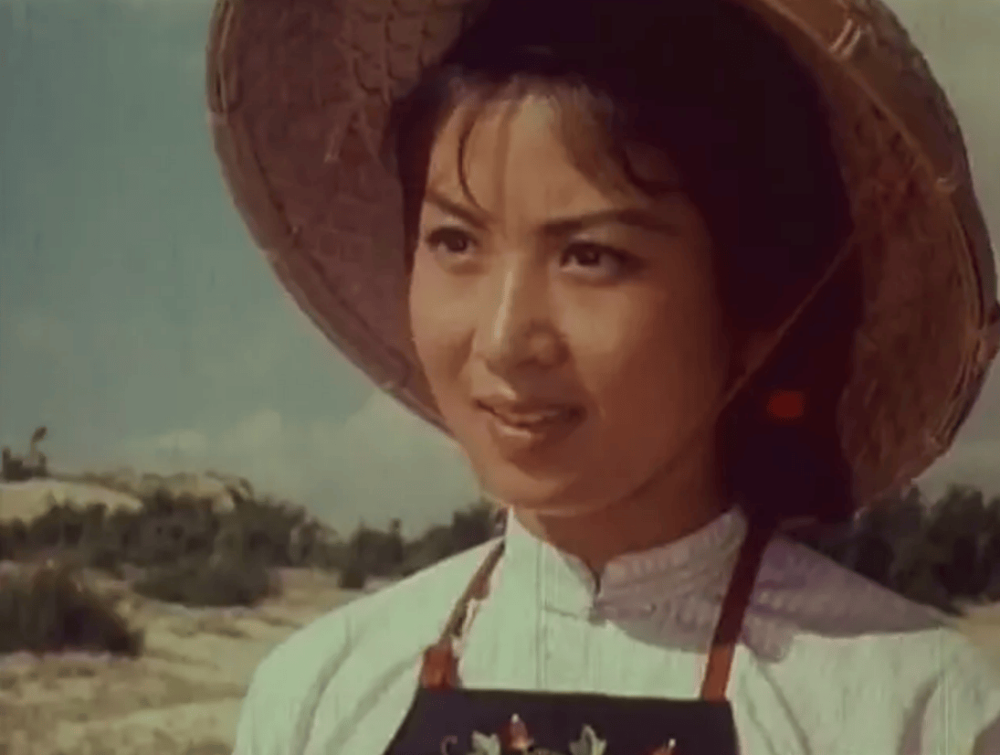 后来在《海霞》这部影片中,吴海燕被安排扮演女一号"海霞"一角,虽然这