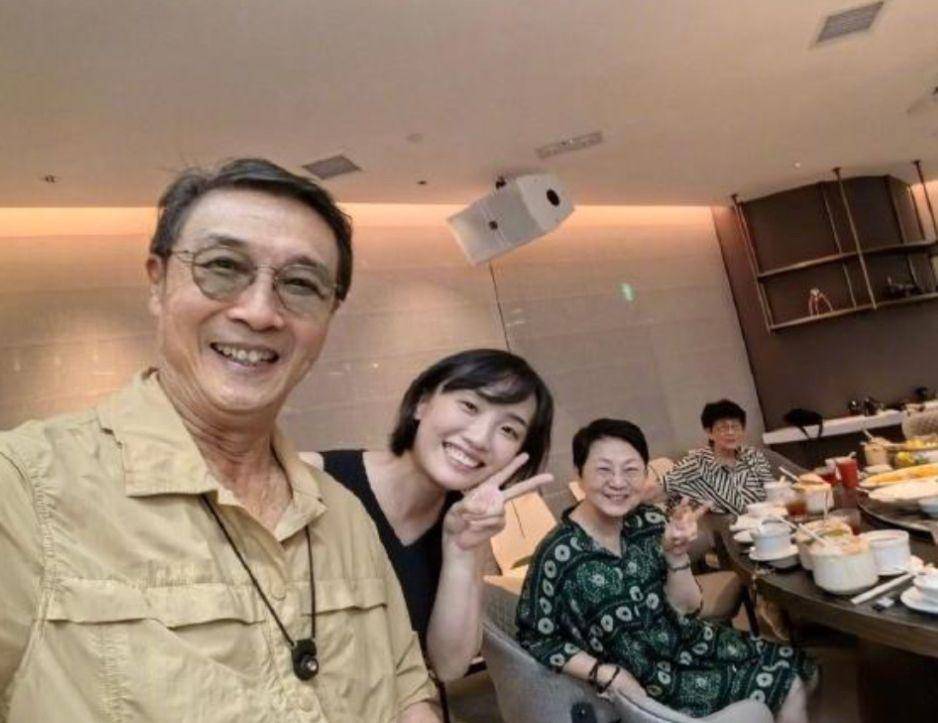 胡歌携妻首度公开亮相,黑衣难掩星辉,妻子气质温婉耐人寻味