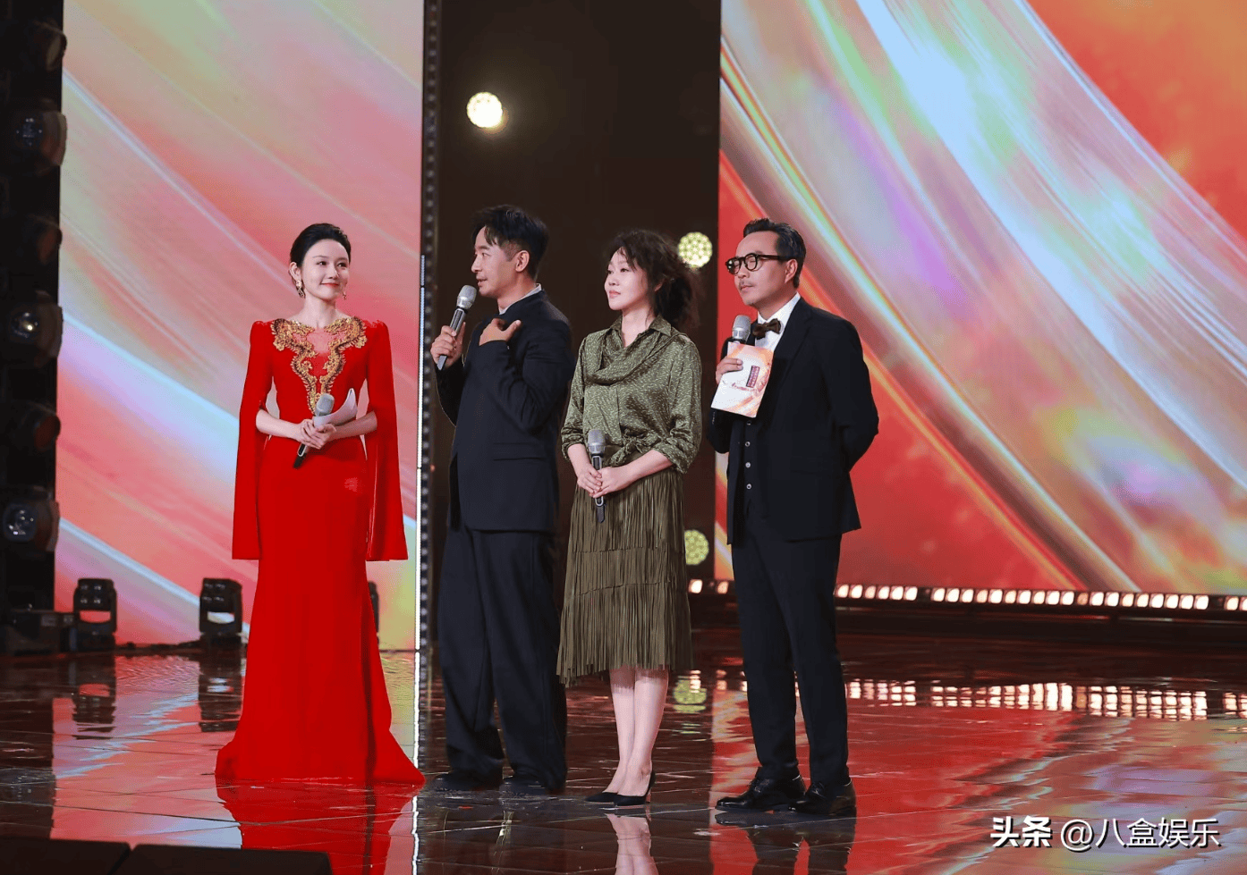 主持金鹰节开幕式,龙洋汪涵对比好明显,汪涵口误把闫妮叫成倪妮