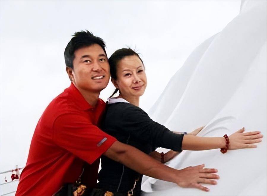 李俐被丈夫满文军亲手送进监狱,囚禁256天,为何出狱后7年才离婚