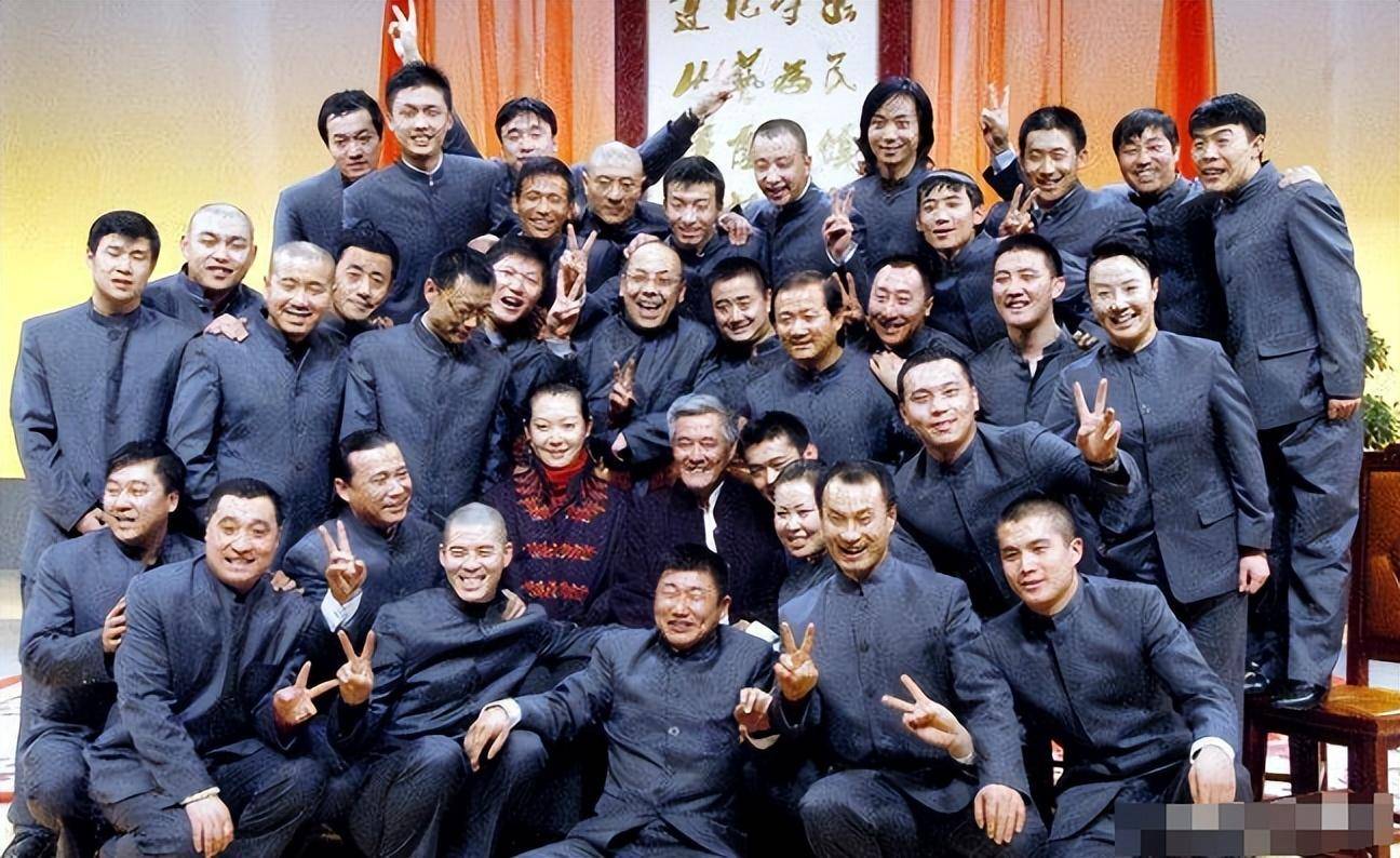 他也通过这份奖正式成为了赵本山的"亲传弟子",为了将他培养出来,赵