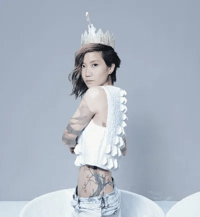 著名歌手卢凯彤:天生丽质却是同性恋,32岁跳楼身亡_余静萍_香港_at